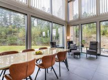 Olohuoneen  ikkunat päästävät luonnonvalon tulvimaan sisään