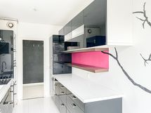 Keittiössä on hyvin kaappi-sekä tasotilaa.