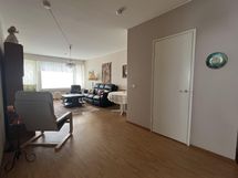 näkymä eteisestä, ovi vaatehuoneeseen
