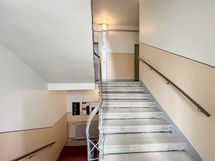Huoneisto on sisäpihalla ja porraskäytävä on siisti.