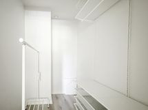 Vaatehuoneeseen päästään olohuoneen kautta.