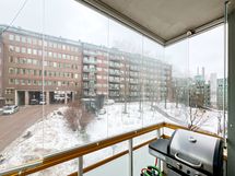 Näkymä koilliseen parvekkeelta. Olemme neljännessä kerroksessa