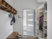 Sisäänkäynti autokatoksesta/ Ingång från biltaket