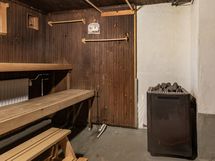 Sauna/pesutilat kellarikerroksessa