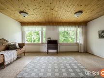 kaksi makuuhuonetta yhdistetty. Väliseinällä mahdo