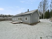 Olohuoneesta on käynti terassille.