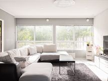 Olohuone aukeaa vihreään pihaan ja puistoon