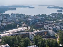 Ainoan kattavat palvelut sekä metroasema ovat muutaman minuutin kävelymatkan etäisyydellä.