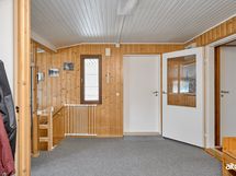 Eteinen, eteisestä kulku alakertaan joka on rakennettu myöhemmin.