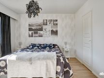 Makuuhuoneen yhteydessä vaatehuone.