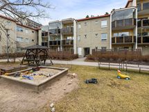 Lapsille leikkipaikka.