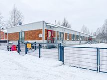 Päiväkoti Puistola noin 1 km päässä.