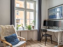 Lukunurkkaus valon äärellä.