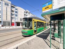 Bussi- sekä raitiovaunupysäkit lyhyen kävelymatkan päässä.