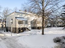 Päätykoti talvisessa auringossa