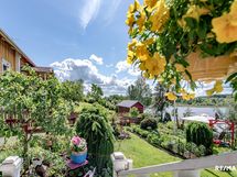 Näkymä lasitetulta terassilta pihalle/ naapuriin