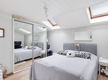 Yläkerrassa yksi huone, jossa kattoikkunat/ Ett rum i övre våningen med takfönster