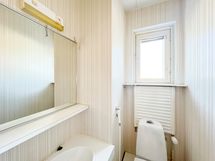 Erillinen ikkunallinen WC sujuvoittaa arkea.