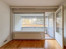 Olohuoneesta on käynti lasitetulle parvekkeelle.