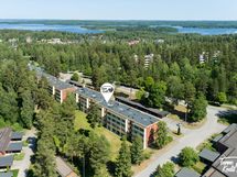 Kaunista puustoa taloyhtiön pihassa