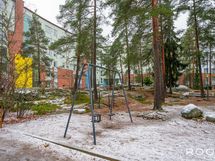 Taloyhtiön luonnonläheisessä pihapiirissä on leikkipaikkoja lapsille ja levähdyspaikkoja aikuisille.