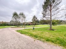 Talon lähistöllä on hyvät ulkoilumahdollisuudet. Espoon keskuspuiston poluille pääsee n.450m päästä.