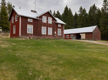 Maalahti, Gräsgårdsvägen 159, vanha hirsitalo isolla tontilla