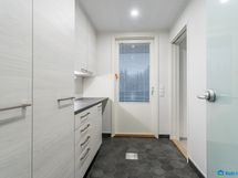 Kodinhoitohuoneesta ovi terassille