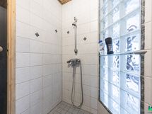 Lasitiili antaa valoa
