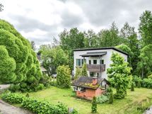 Julkisivu ja piha