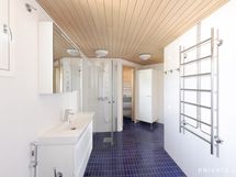 Yläkerran kylpyhuone ja sauna