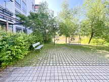 Pihalla on istuinryhmiä ja mattoteline.