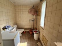 Pesu / WC vaatii täydellisen remontin ennen käyttöä