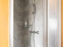 Yläkerran isomman kylpyhuoneen suihku