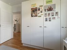 Toisessa makuuhuoneessa on myös kaapistot