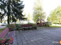 Taloyhtiön etupihaa