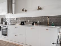 Avokeittiö on remontoitu tyylikkääksi.