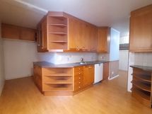 Keittiö. Kylmäkoneille tila syvennyksessä.