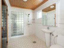 Kylpyhuoneessa toinen WC.