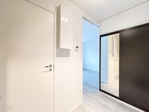 Eteisessä on kaappitilaa.