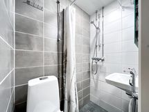 Kylpyhuone on täysin laatoitettu.