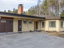 Mahtikiinteitö meren lähellä