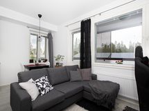 olohuoneesta lasitetulle parvekkeelle