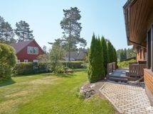 Kaunis ja helppohoitoinen piha.