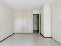 3. makuuhuone josta käynti vaatehuoneen läpi eteis