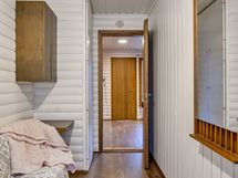 Näkymä pukuhuoneesta takkahuoneeseen.