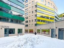 Kävelyetäisyydellä paljon kauppoja ja ravintoloita.