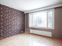 Todella tilava makuuhuone.