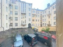 Näkymä toisesta kerroksesta sisäpihalle etelään.