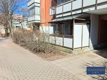 Huoneiston lasitettu terassi on suojaisa.